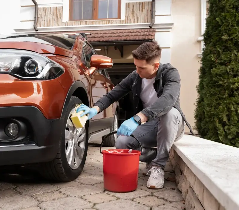 Lavage auto à domicile Flavin : professionnel intervenant sur un véhicule